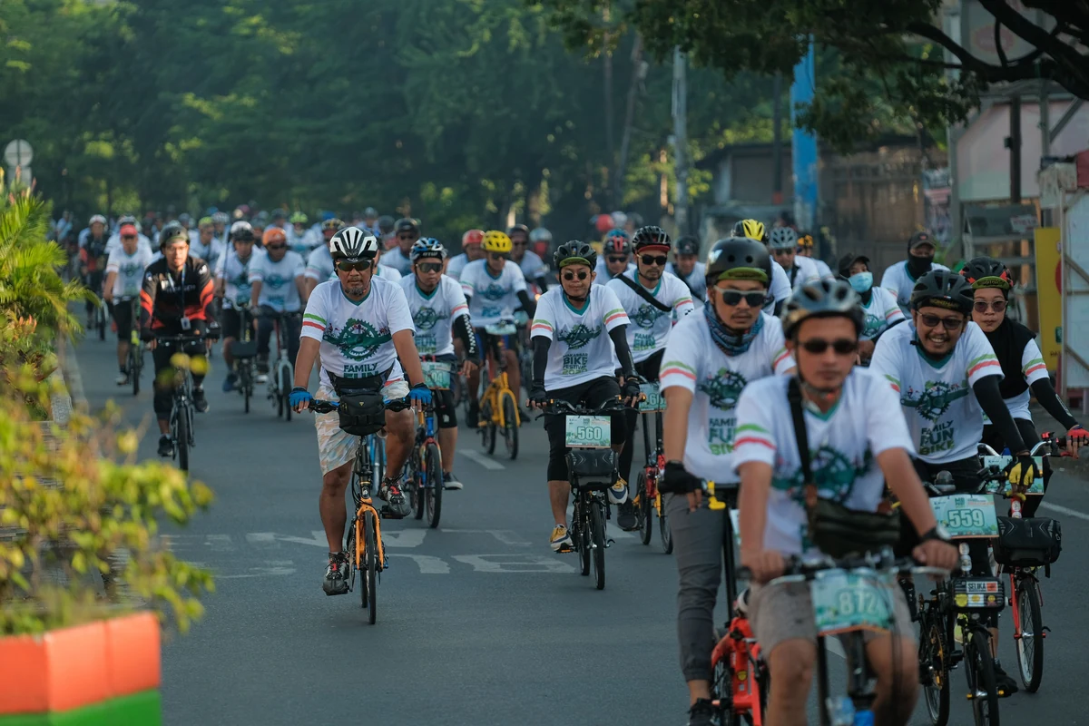 A large group of cyclists taking part in a community ride